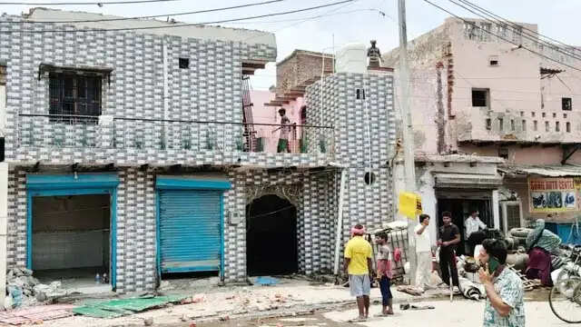 फरीदाबाद : मस्जिद के बाद आशियानों की बारी, लोग खुद खाली करने लगे घर