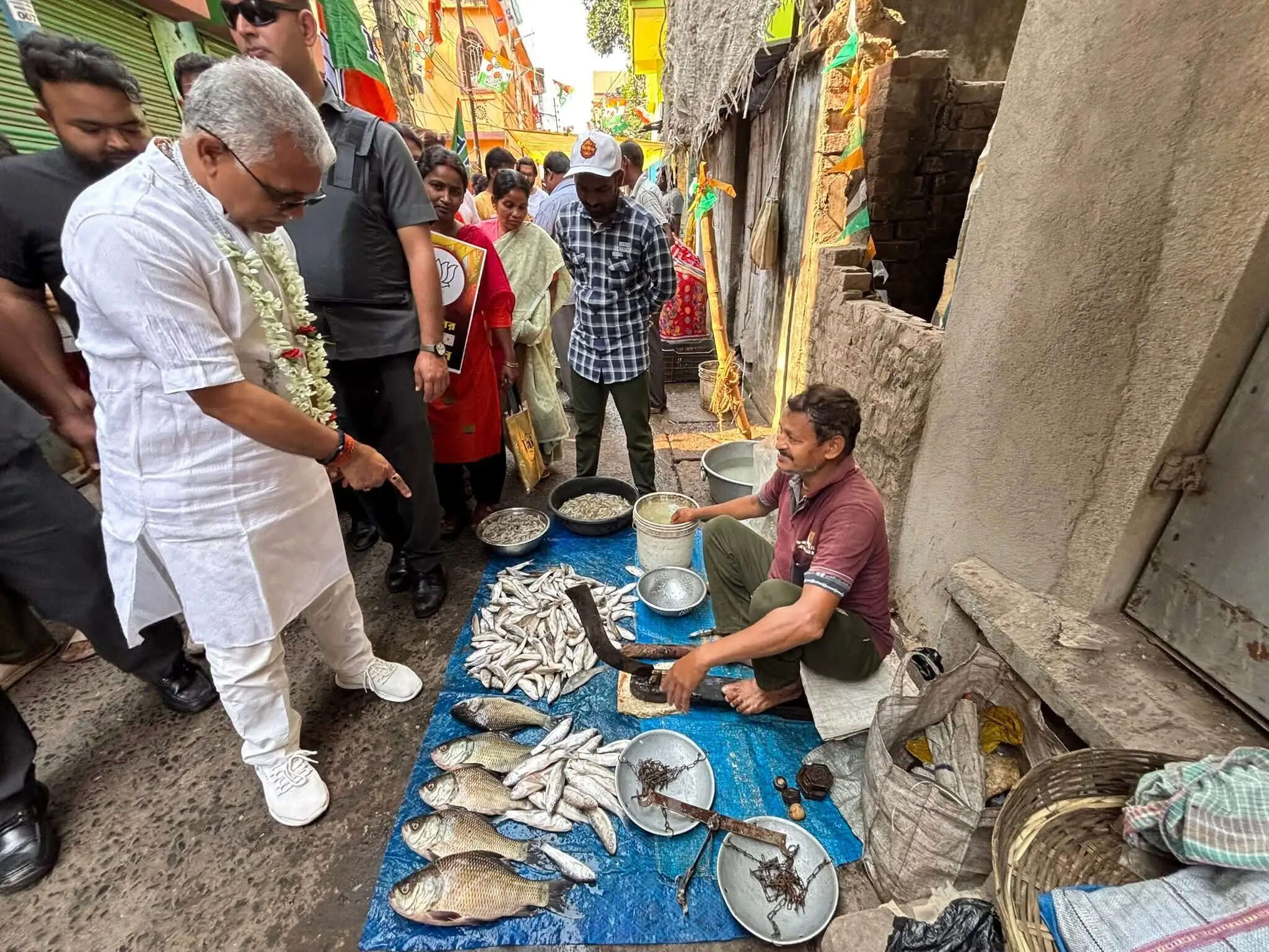 चुनाव 26 : चुनावी प्रचार में मछली बाजार पहुंचे दिलीप घोष, तृणमूल प्रत्याशी प्रदीप सरकार भी सक्रिय
