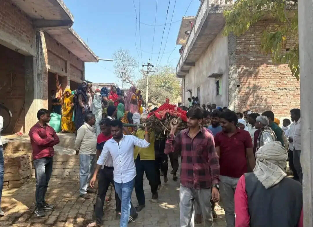 होलिका दहन की तैयारी में लगी महिला की छत से गिरकर मौत