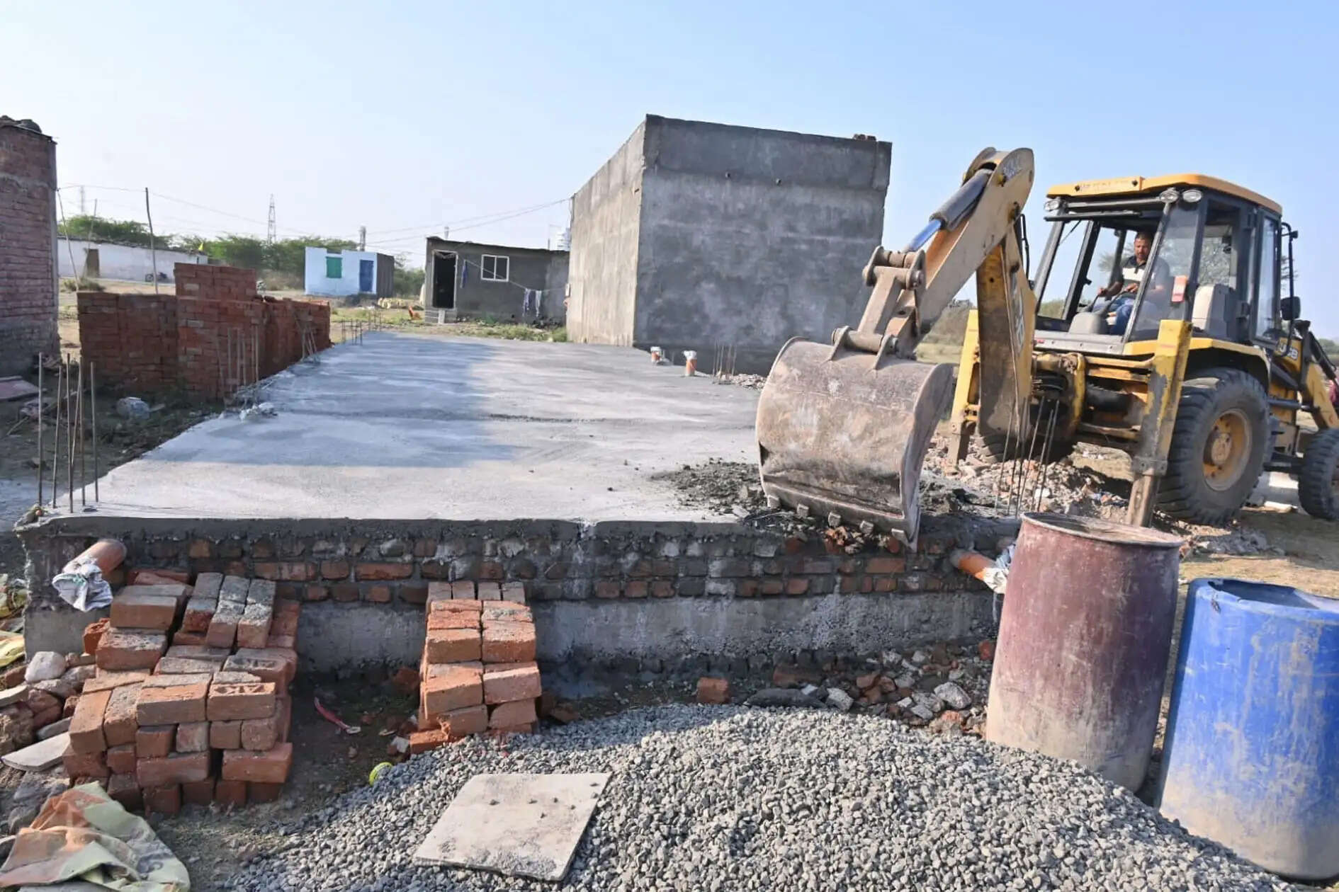 उज्जैनः सिंहस्थ मेला क्षेत्र में पक्के अतिक्रमण तोड़े