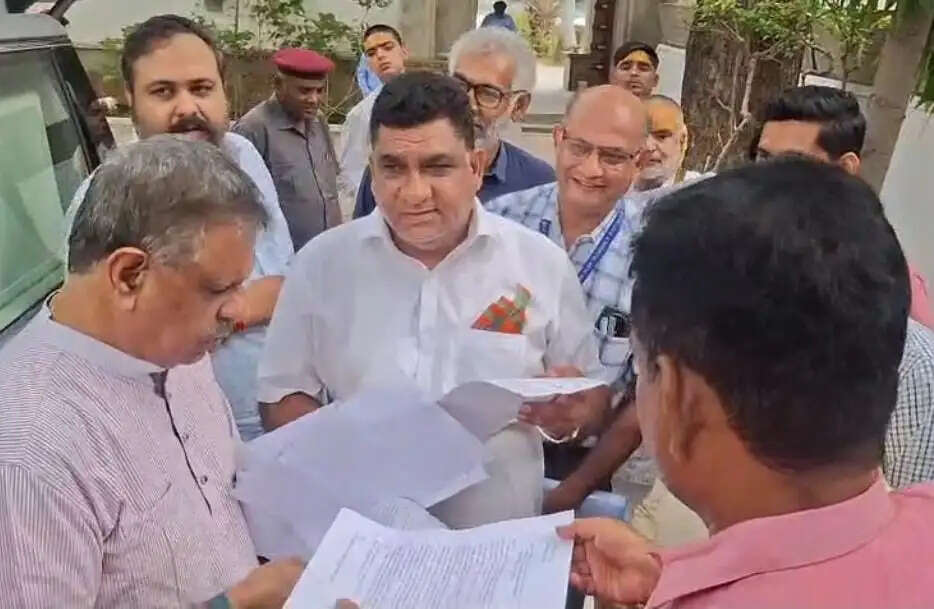 राजमेस भर्ती की वेटिंग सूची से पहले गृह जिलों में रिलोकेशन की मांग, डूंगरपुर पहुंचे चिकित्सा मंत्री को सौंपा ज्ञापन