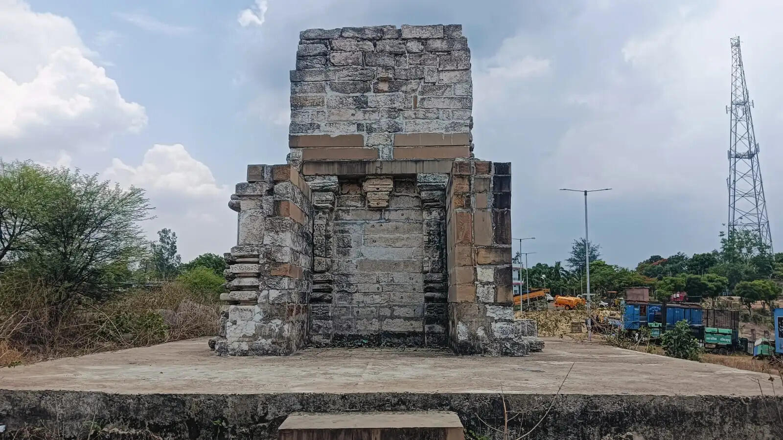 अनूपपुरः गाज मंदिर की धुंधली होती पहचान, बिखरे अवशेष और शराबखोरी से आहत हो रही धार्मिक भावनाएं