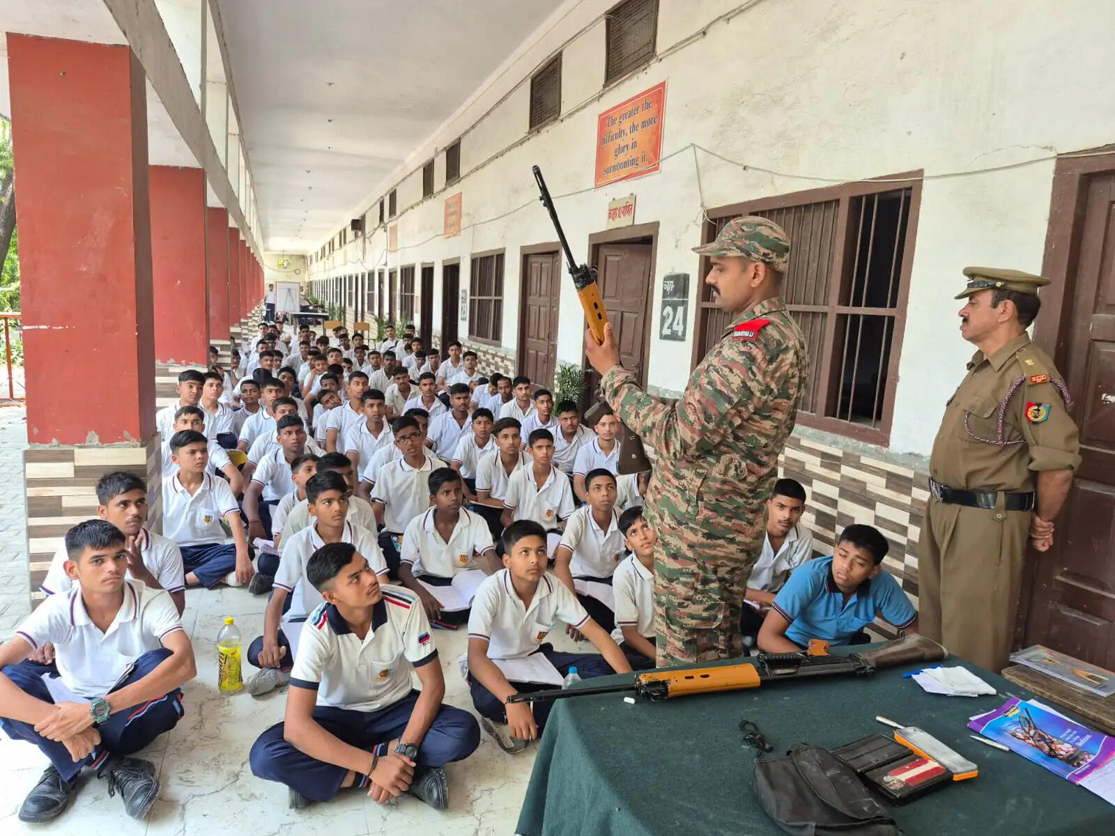 एनसीसी कैडेट्स ने डीएसटी प्रोसीजर सीखने के साथ सलामी शस्त्र का किया अभ्यास