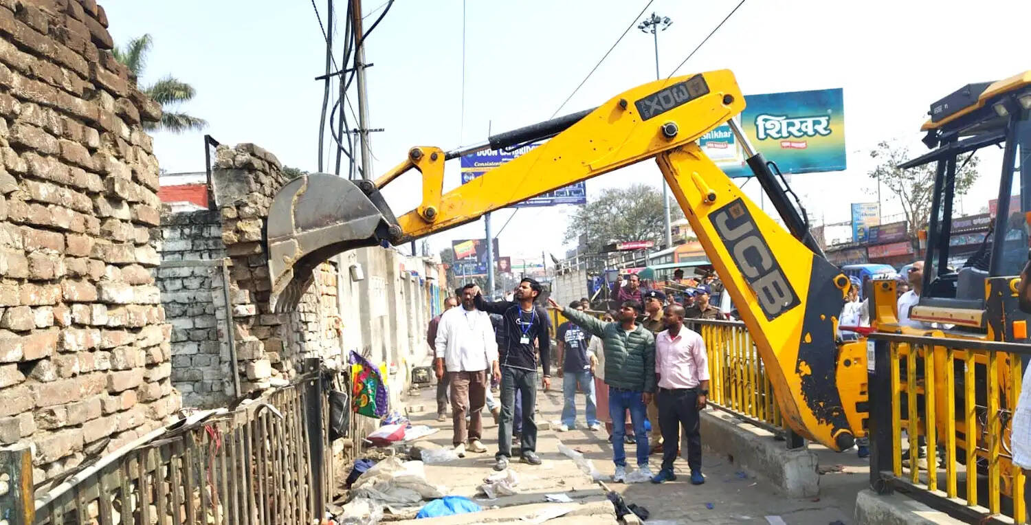 अतिक्रमण पर चला पीला पंजा, फुटपाथ कराया गया खाली, सामान जब्त
