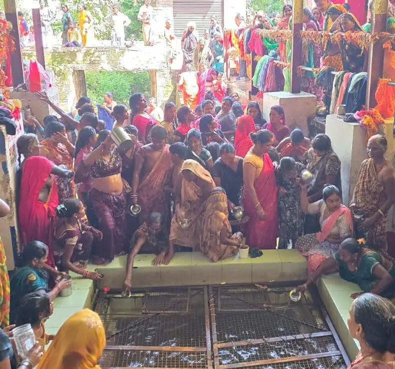 विंध्यधामः मातृ नवमी पर सीता कुंड में महिलाओं ने किया तर्पण