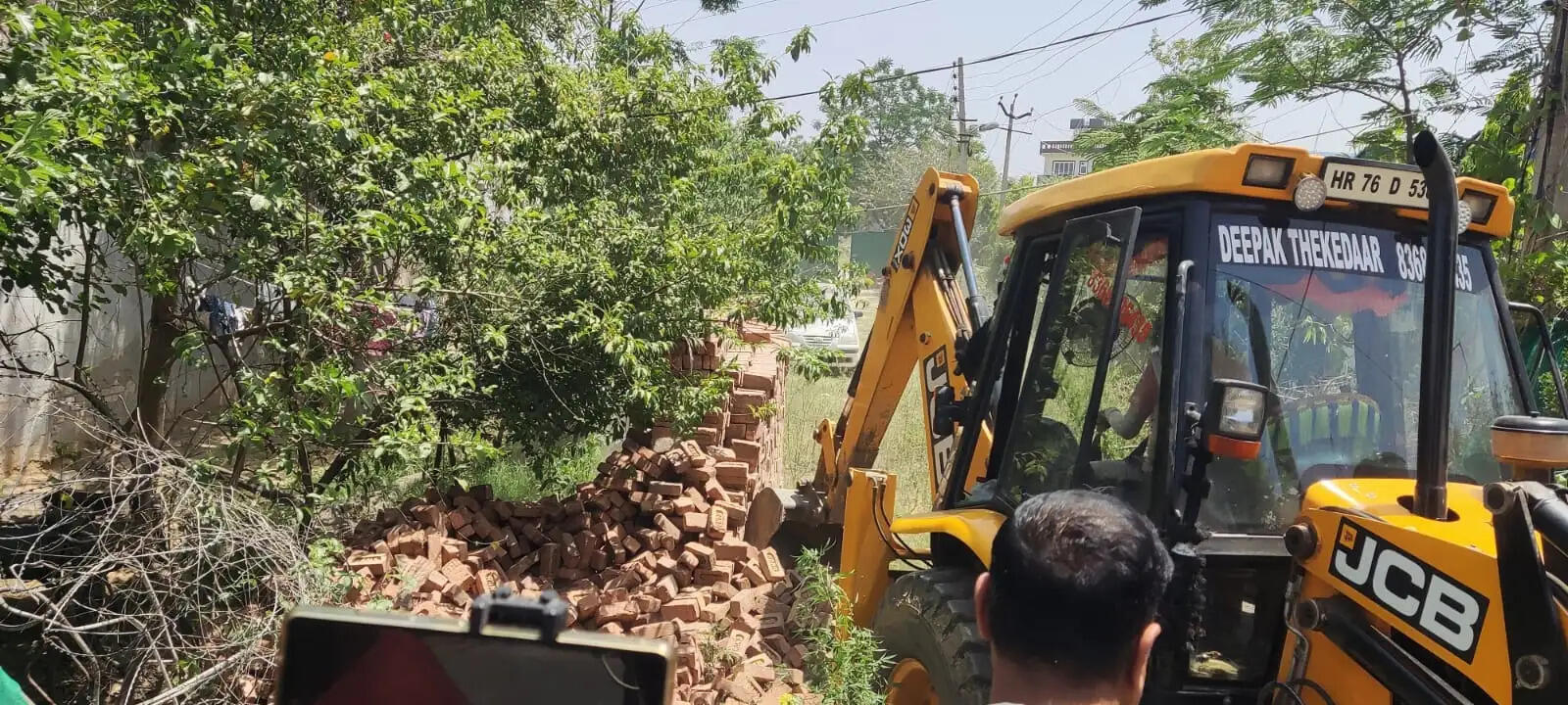 गुरुग्राम पुलिस ने कौशल गैंग के गुर्गाें के अवैध कब्जों पर चलाया बुल्डोजर