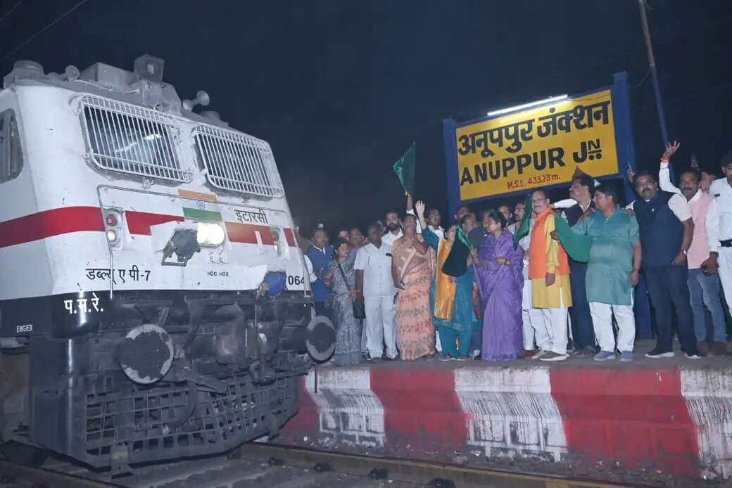 अनूपपुर: नागपुर- शहडोल को शीघ्र आयेगी अनूपपुर, सांतरागाछी-रानी कमलापति एक्सप्रेस को सांसद ने दिखाई झंडी