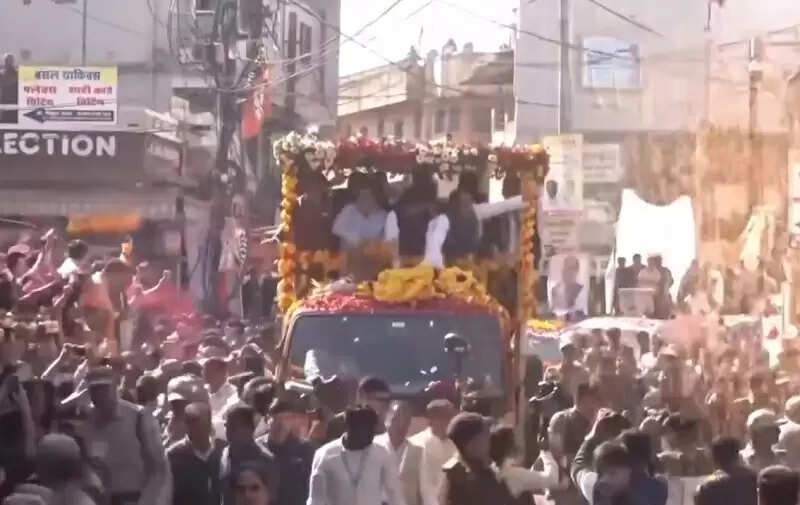 गडकरी पहुंचे मप्र के विदिशा , शिवराज सिंह के साथ किया रोड शो