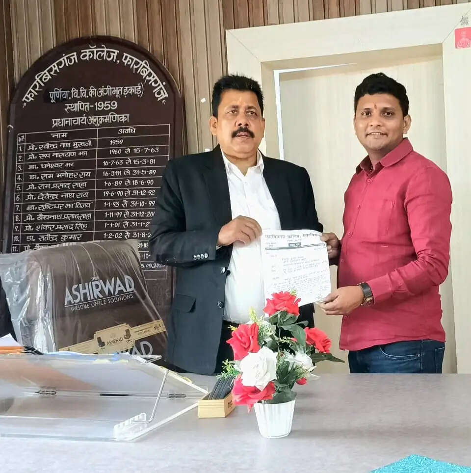 कुलपति के नाम तीन सूत्री मांगों का ज्ञापन छात्र संघ अध्यक्ष ने प्रधानाचार्य को सौंपा