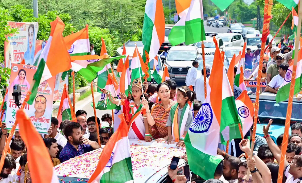 तिरंगा यात्रा में गूंजा राष्ट्रभक्ति का जयघोष: उपमुख्यमंत्री दीया कुमारी ने थामा तिरंगा