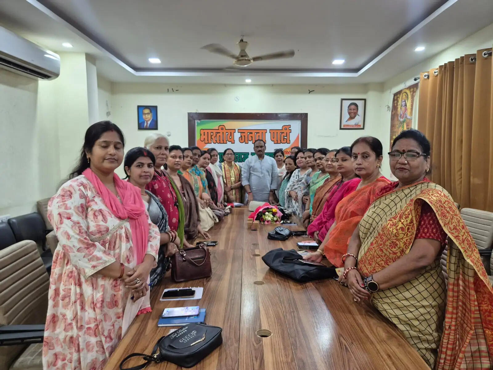 मां दुर्गा की आराधना और डांडिया की धुन पर झूमीं महिलाएं