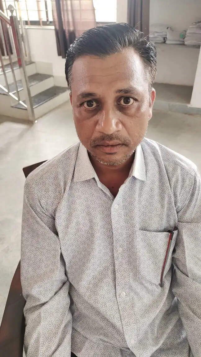 जबलपुर लोकायुक्त की कार्रवाई: उप तहसील कार्यालय में बाबू का काम कर रहे कोटवार को रिश्वत लेते रंगे हाथ पकड़ा