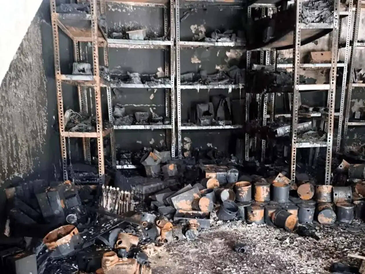 हांसी : हार्डवेयर-सेनेटरी की दुकान में भीषण आग, लाखों का सामान जलकर राख