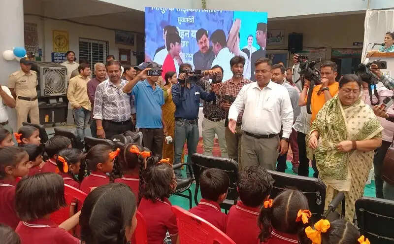 इंदौरः नया शैक्षणिक सत्र प्रारंभ, पहले दिन नव प्रवेशित और अन्य विद्यार्थियों का स्कूलों में किया गया स्वागत-सत्कार