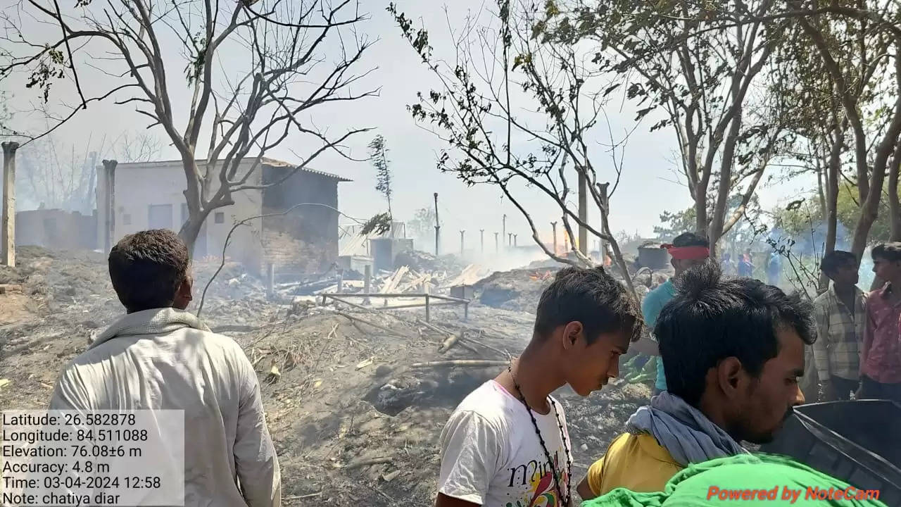 चटिया दियर के दलित बस्ती में लगी भीषण आग,सात दर्जन घर जलकर राख
