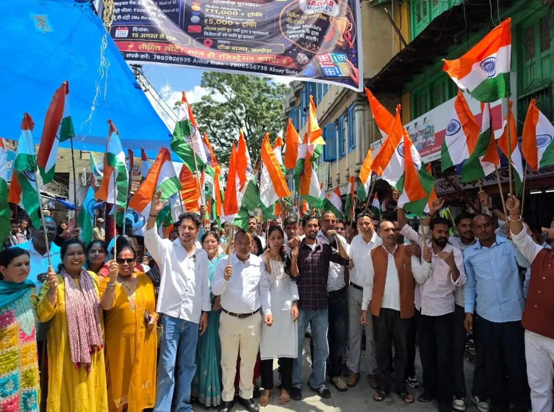 अल्मोड़ा में भाजपा ने निकाली भव्य तिरंगा यात्रा, जयघोष से गूंजा नगर