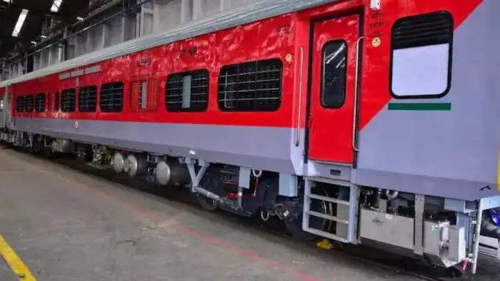 रजहरा स्टेशन पर मालगाड़ी के पटरी से उतर जाने से कई ट्रेनें रद्द