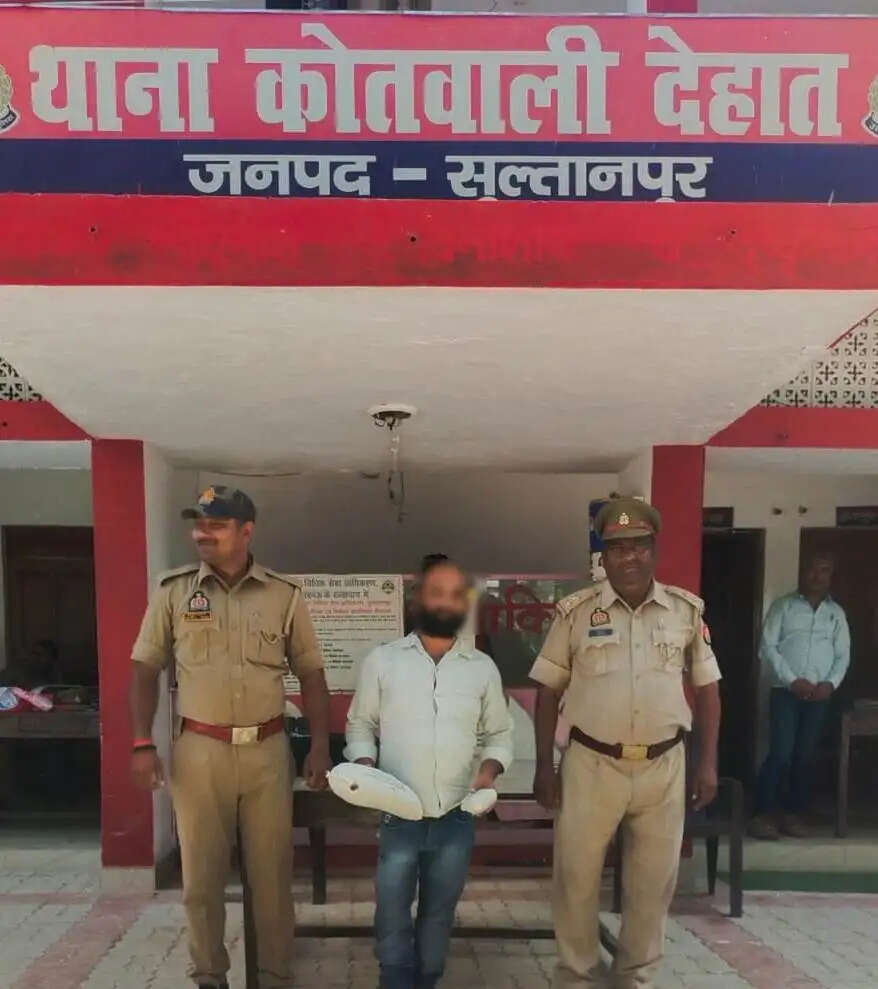 सुलतानपुर में एक किलो से अधिक अवैध गांजा के साथ तस्कर गिरफ्तार