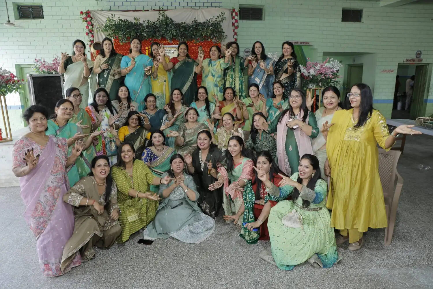 गाजे बाजे के साथ दिया गणेश जी को निमंत्रण, मंगल गीत के साथ महिलाओं ने रचाई मेहंदी