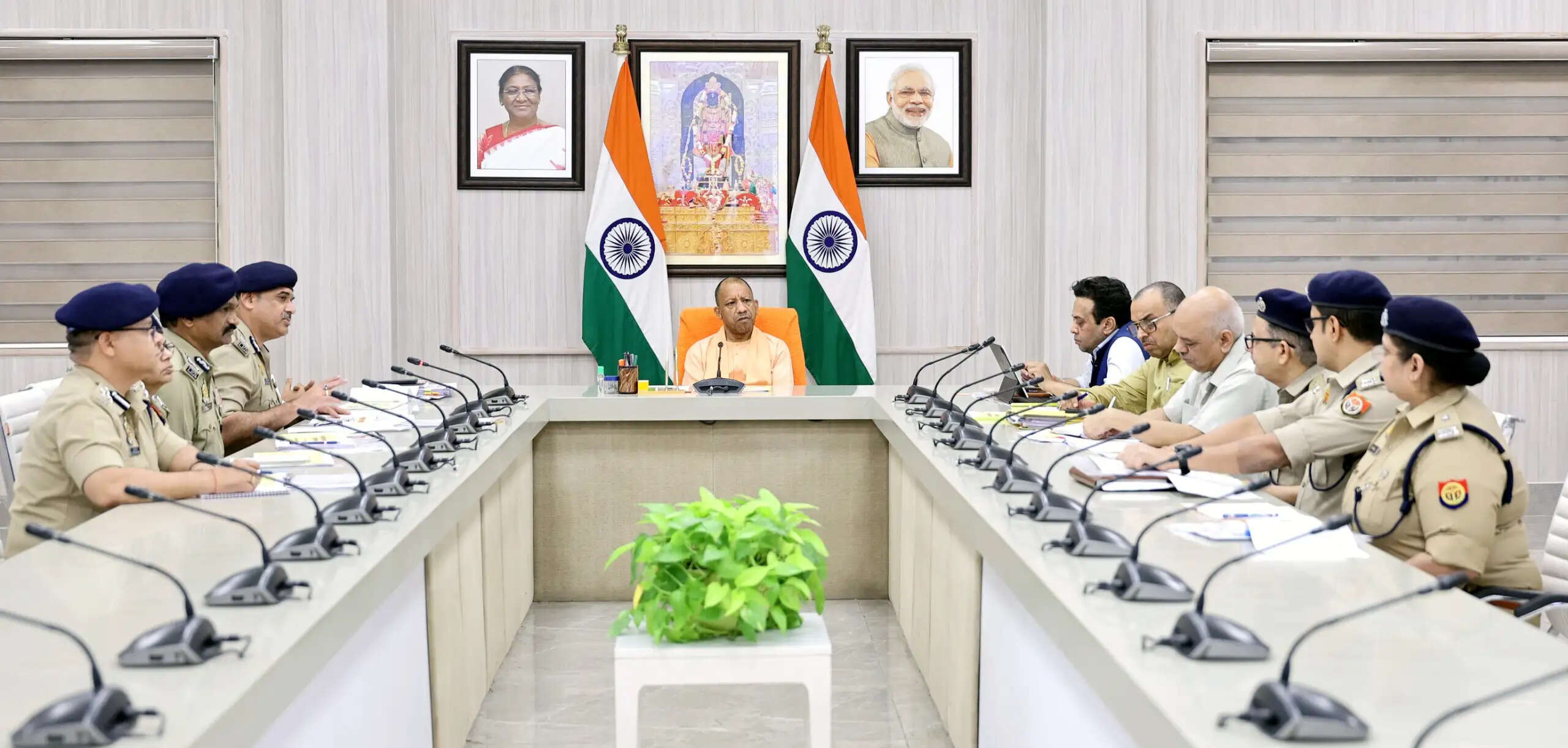 तकनीक, संवेदनशीलता और प्रोफेशनल दक्षता से लैस रहे यूपी पुलिस : मुख्यमंत्री योगी