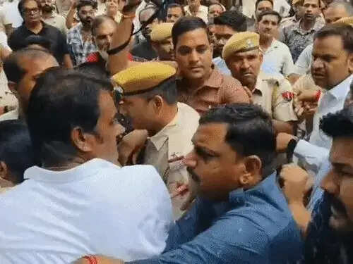 भाजपा प्रत्याशी के नामांकन वापसी पर बवाल, कांग्रेस-भाजपा कार्यकर्ता भिड़े