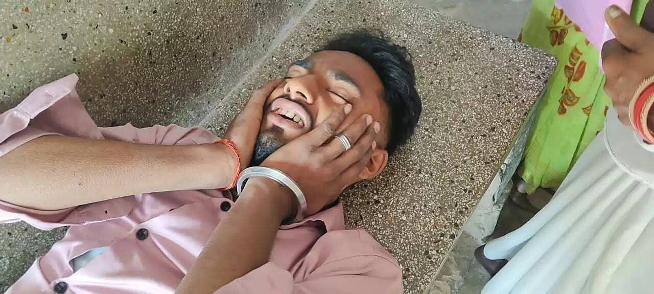 कार से टकरा कर बाइक सवारों पर गिरी नीलगाय, एक युवक की मौत, दो घायल