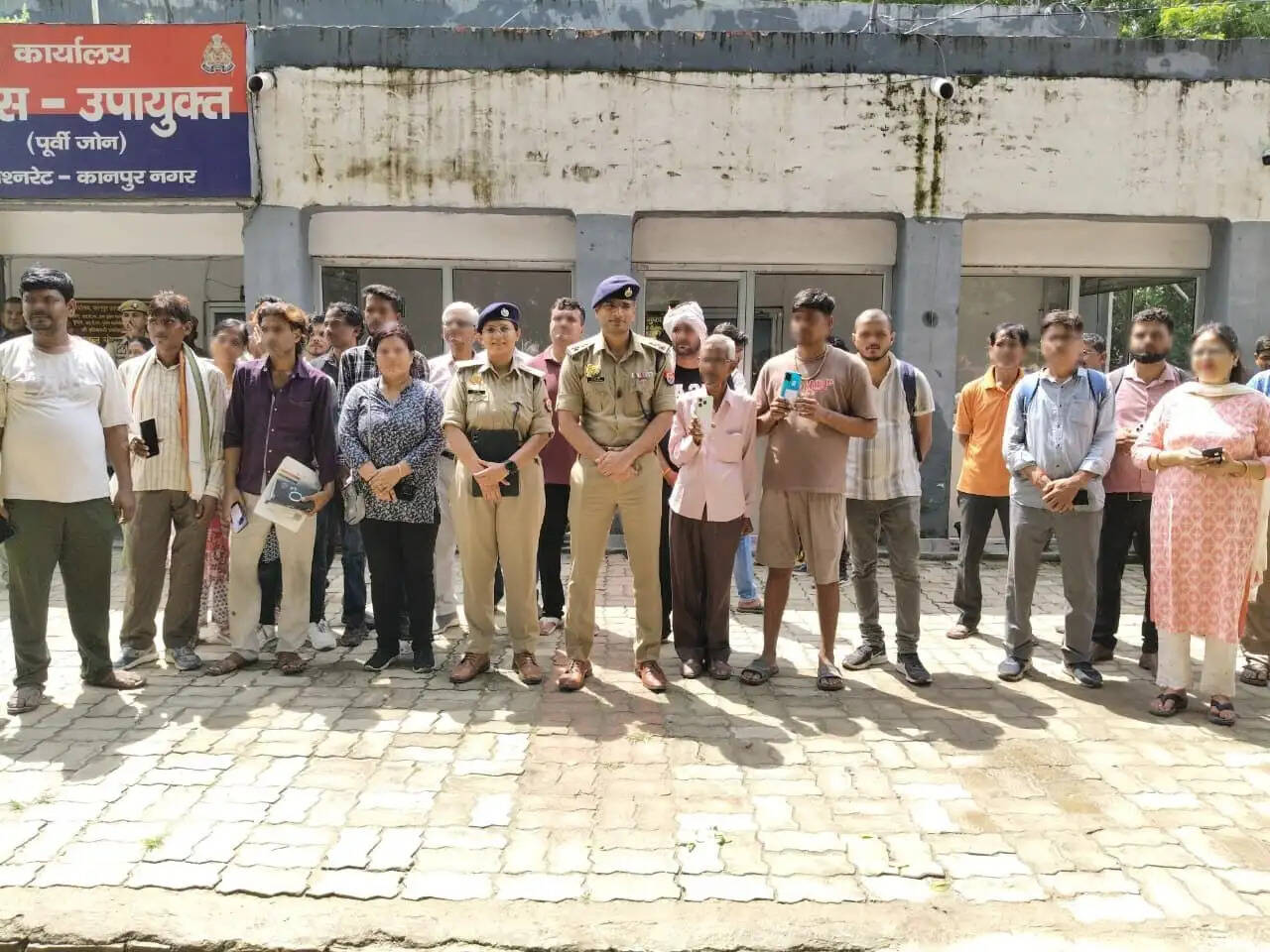 कानपुर पुलिस ने खाेए 121 मोबाइल फाेन बरामद कर मालिकों को लौटाए