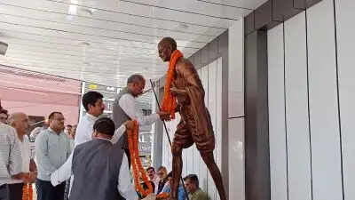 हमीरपुर में भी महात्मा गांधी और लाल बहादुर शास्त्री को किया नमन