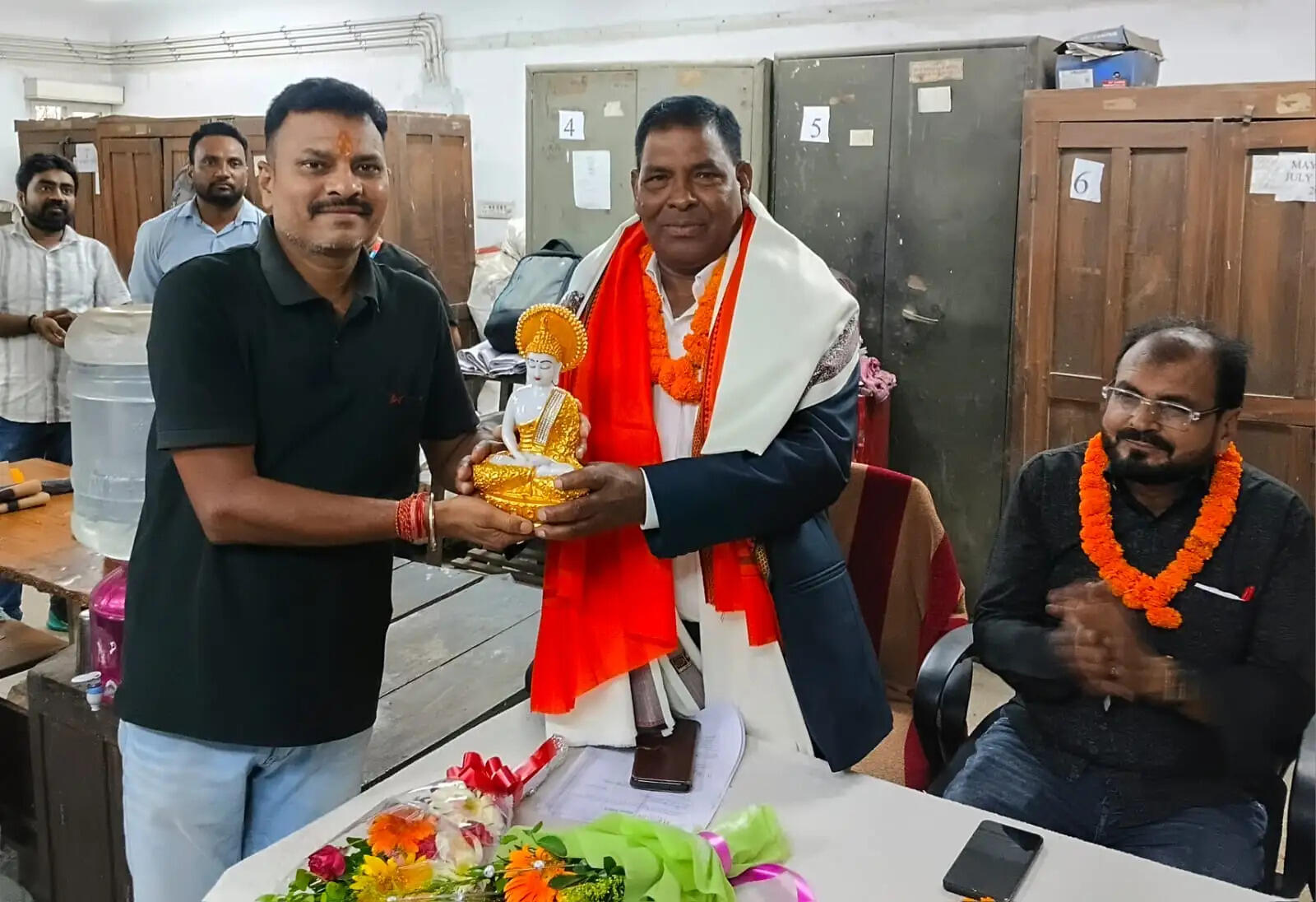 पोस्टमैन के सेवानिवृत होने पर प्रधान डाकघर में दी गई विदाई