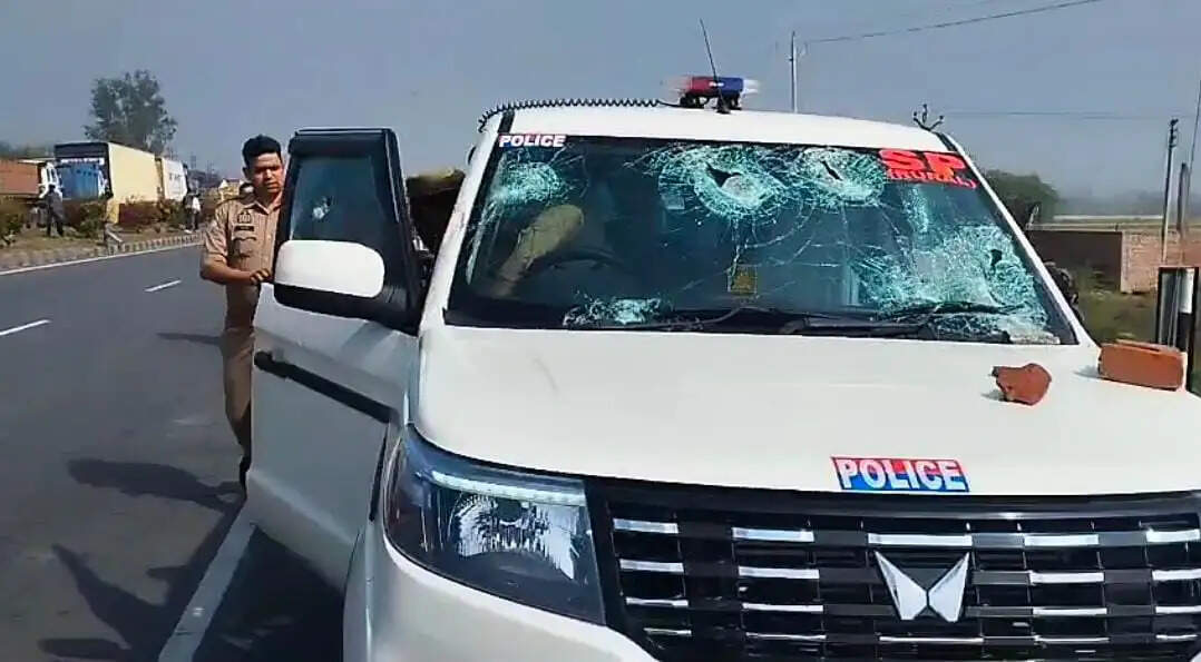 मथुरा में फरसा वाले बाबा की मौत पर पथराव, पुलिस ने छोड़े आंसू गैस