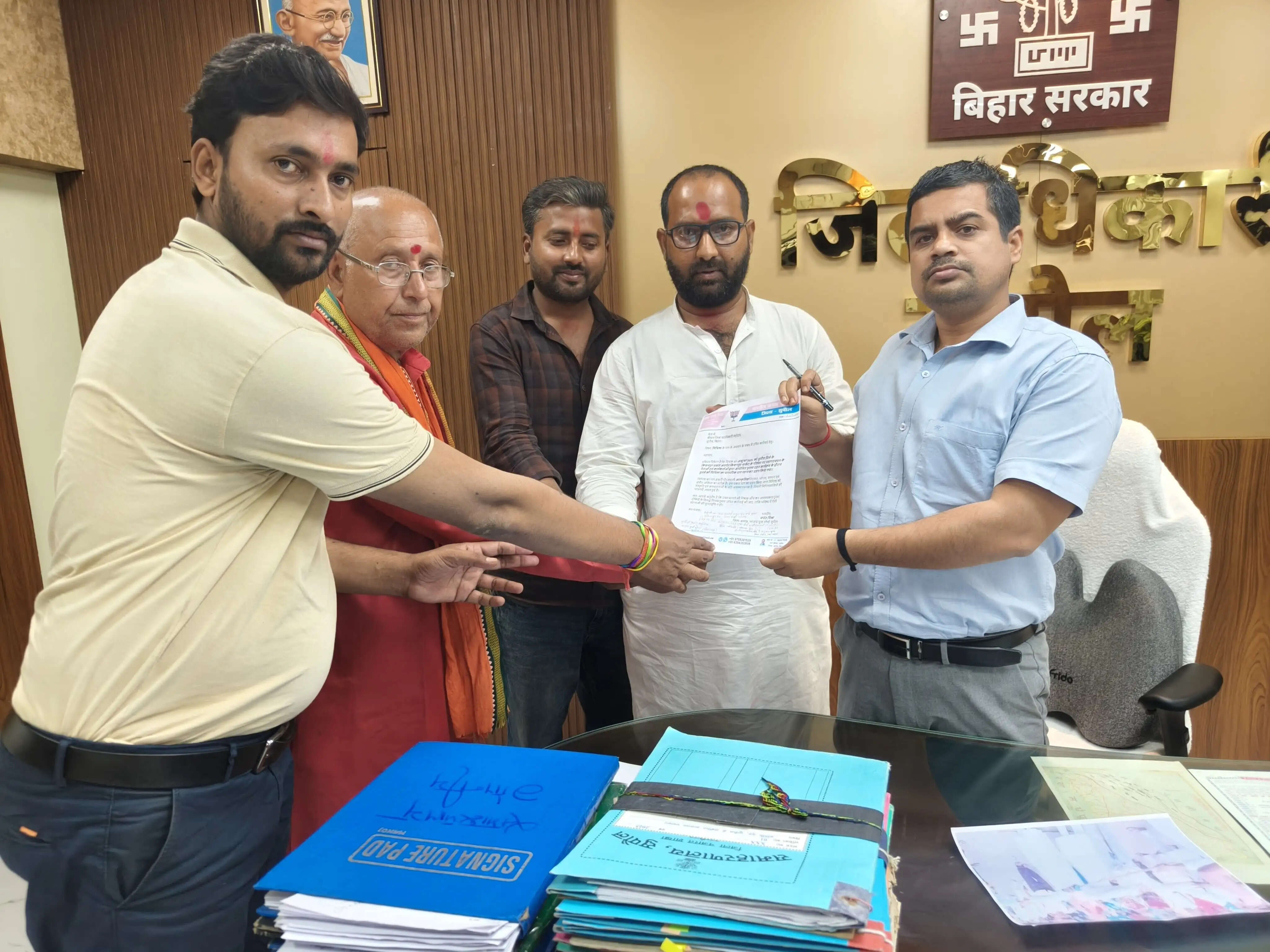 मिथिला के पारंपरिक पाग के अपमान पर भाजपा युवा मोर्चा ने डीएम को सौंपा ज्ञापन, निष्पक्ष जांच की मांग