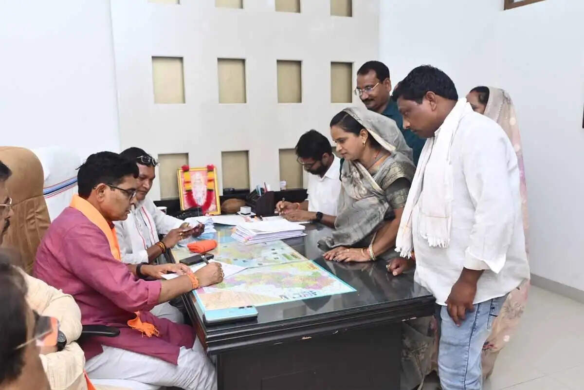 सहयोग केंद्र जनदर्शन में मंत्री टंक राम वर्मा ने सुनीं कार्यकताओं एवं आमजनों की समस्याएं, त्वरित निराकरण के दिए निर्देश