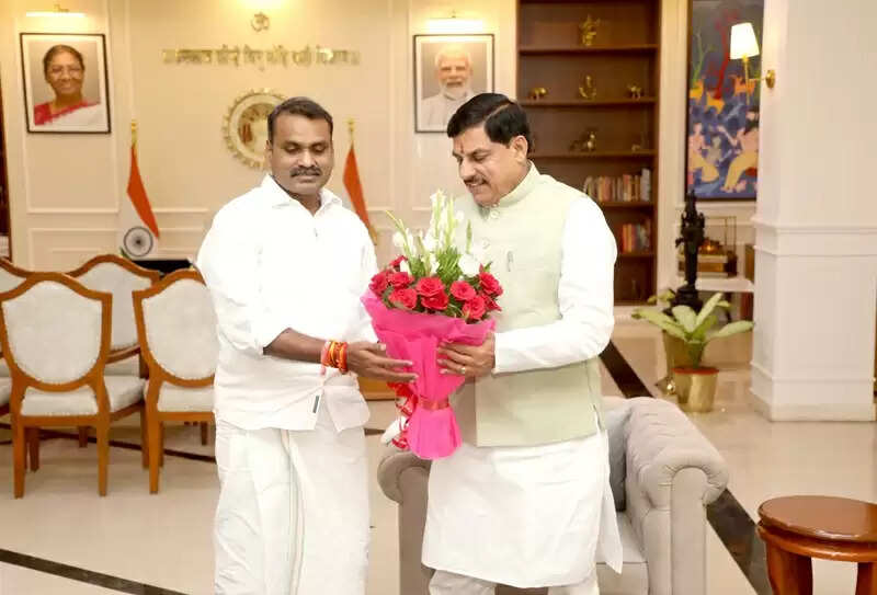 मुख्यमंत्री डॉ. यादव से केंद्रीय सूचना एवं प्रसारण राज्यमंत्री डॉ. मुरुगन ने की सौजन्य भेंट