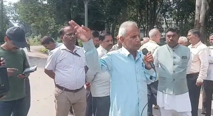 एचईसी मुख्यालय में कर्मचारियों ने प्रदर्शन कर दी आंदोलन की चेतावनी