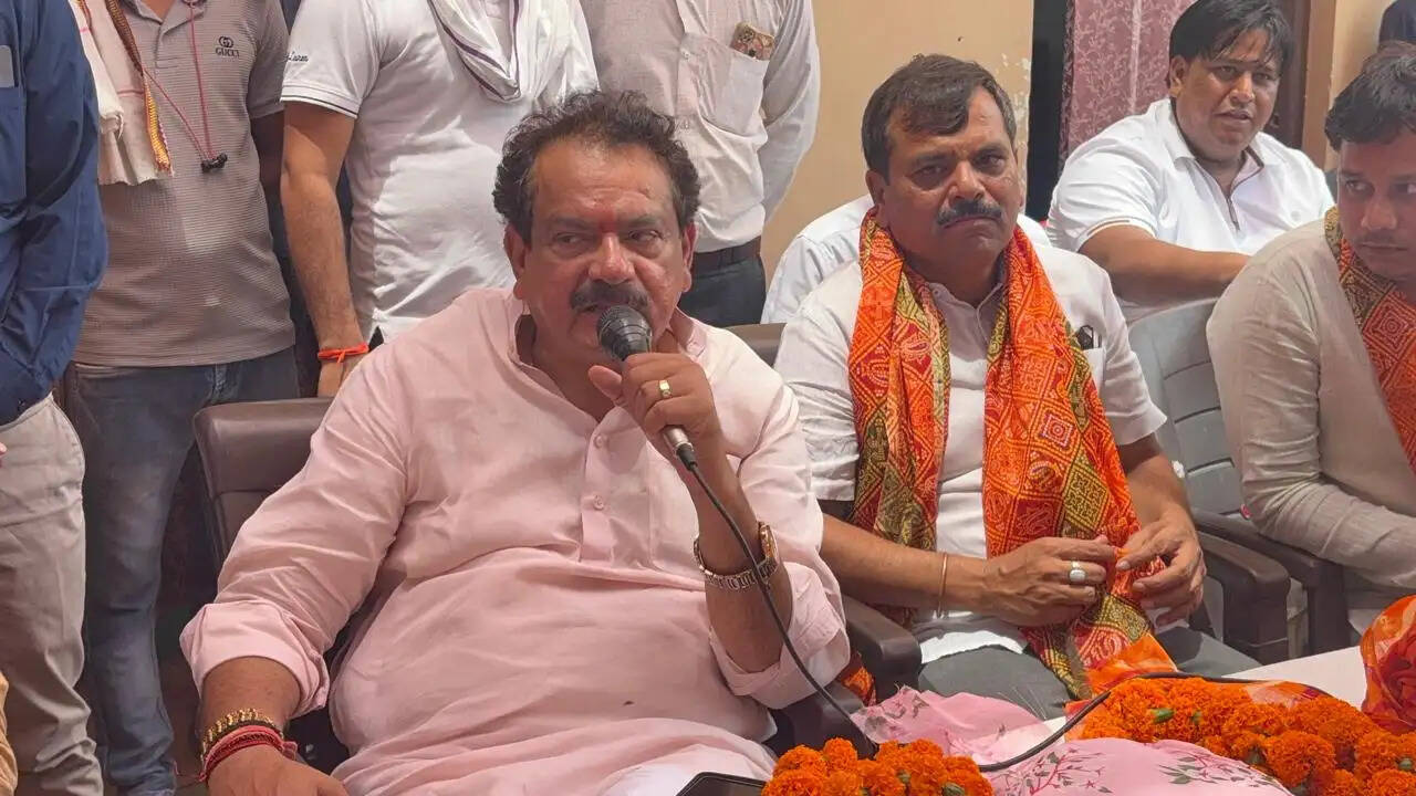 केंद्रीय मंत्री प्रो. एस पी बघेल ने गांव-गांव जाकर गिनाई प्रधानमंत्री के 4,399 दिनों तक सेवा देने की ऐतिहासिक उपलब्धि
