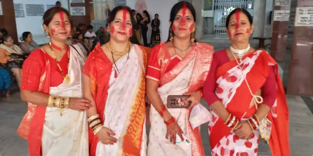 रांची की दुर्गाबाड़ी में सिंदूर खेला, सुहागिनों ने मां दुर्गा से मांगा सुख-समृद्धि का आशीर्वाद