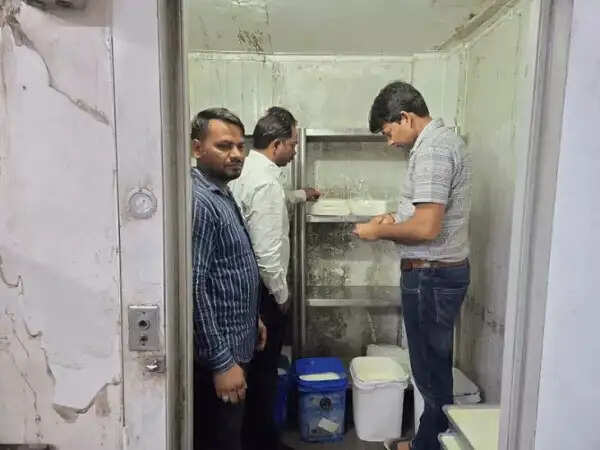भोपाल में रातभर डेयरियों पर छापेमारी, 275 किलो संदिग्ध पनीर जब्त, लैब रिपोर्ट के बाद होगी कार्रवाई