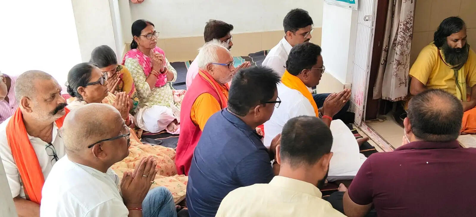 प्रधानमंत्री नरेन्द्र मोदी के लगातार 12 वर्ष लंबे समय तक पद पर बने रहने को लेकर गायत्री मंदिर में पूजा अर्चना