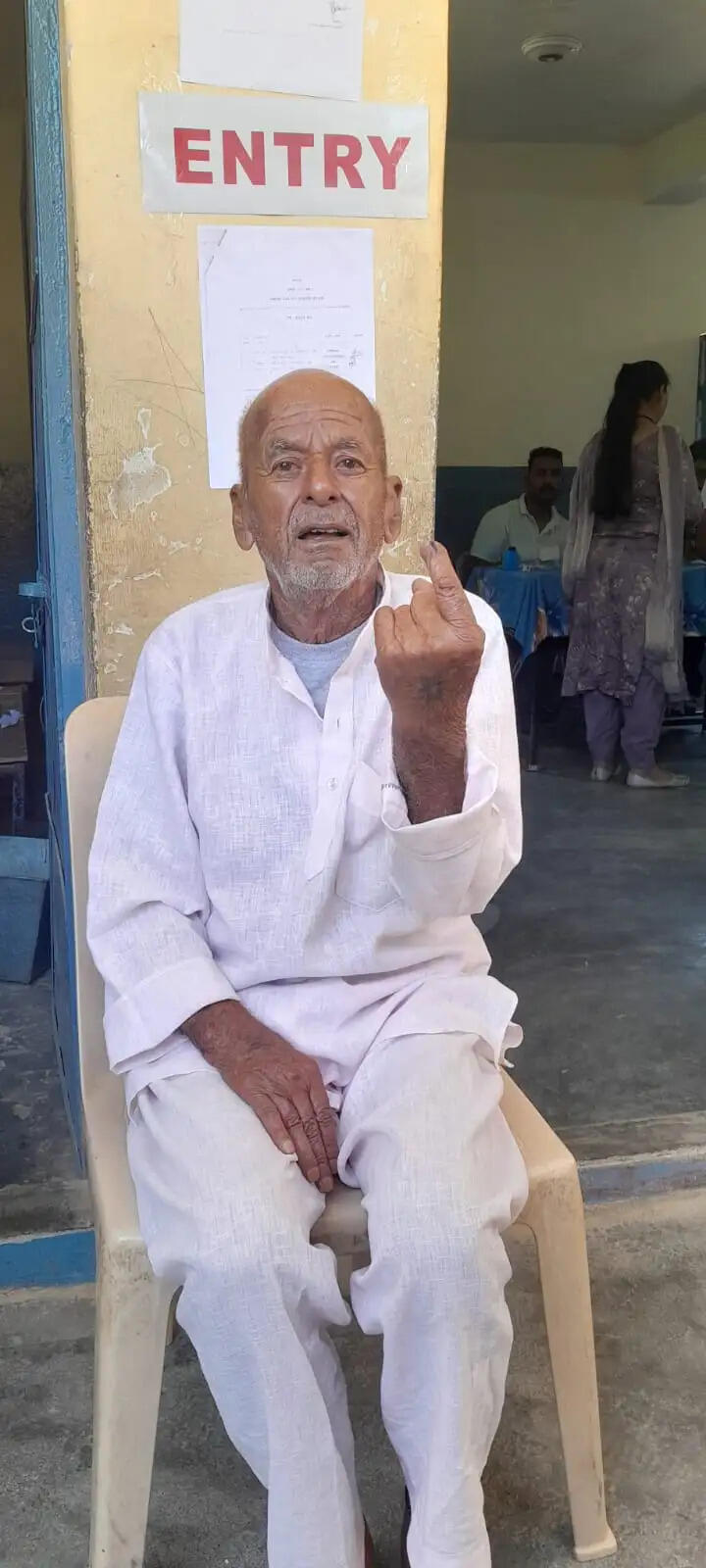 पंचायत चुनावों में मतदाताओं में खासा जोश