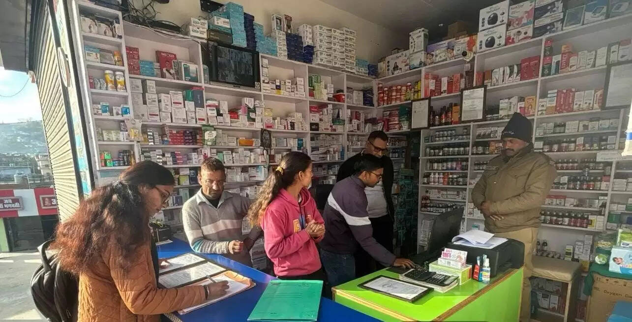 चम्पावत में ‘सुरक्षित दवा–सुरक्षित जीवन’ अभियान के तहत मेडिकल स्टोर्स का निरीक्षण