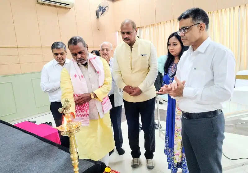 दिव्यांगजनों को समान अधिकार और सम्मानजनक जीवन देने के लिए राज्य सरकार प्रतिबद्ध : मंत्री कुशवाह