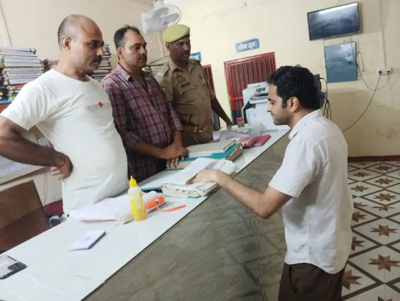 जिलाधिकारी ने भलुअनी थाना का किया निरीक्षण, शिकायतों के निष्पक्ष निस्तारण के दिए निर्देश