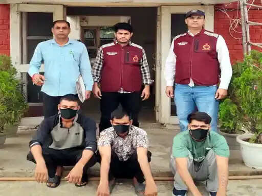 फरीदाबाद: घर के बाहर खड़ी गाड़ी फूंकने वाले तीन बदमाश गिरफ्तार