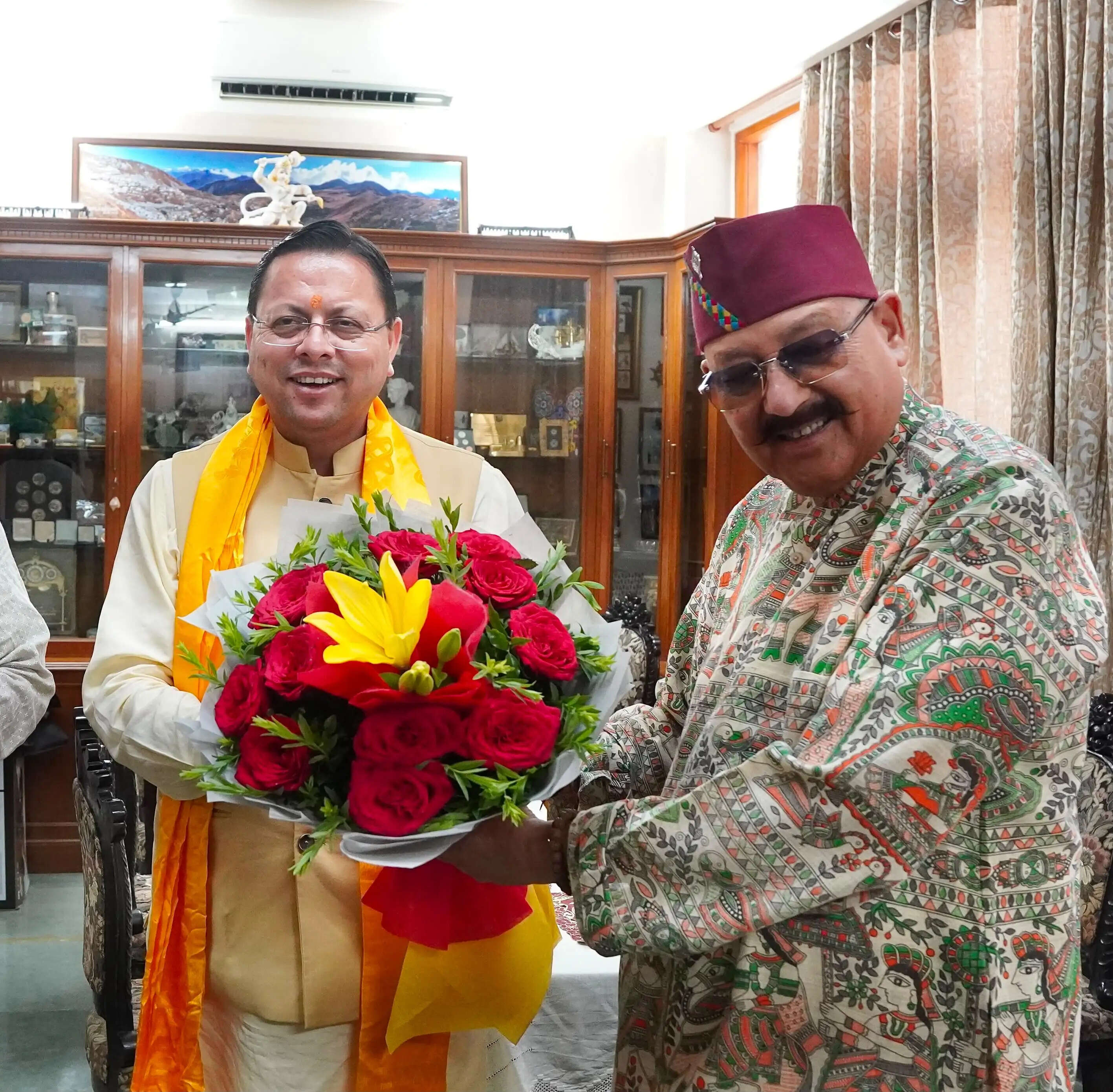 सतपाल महाराज ने मुख्यमंत्री धामी से की मुलाकात, बड़े ठेकों को छोटे पैकेज में बांटने का किया अनुरोध