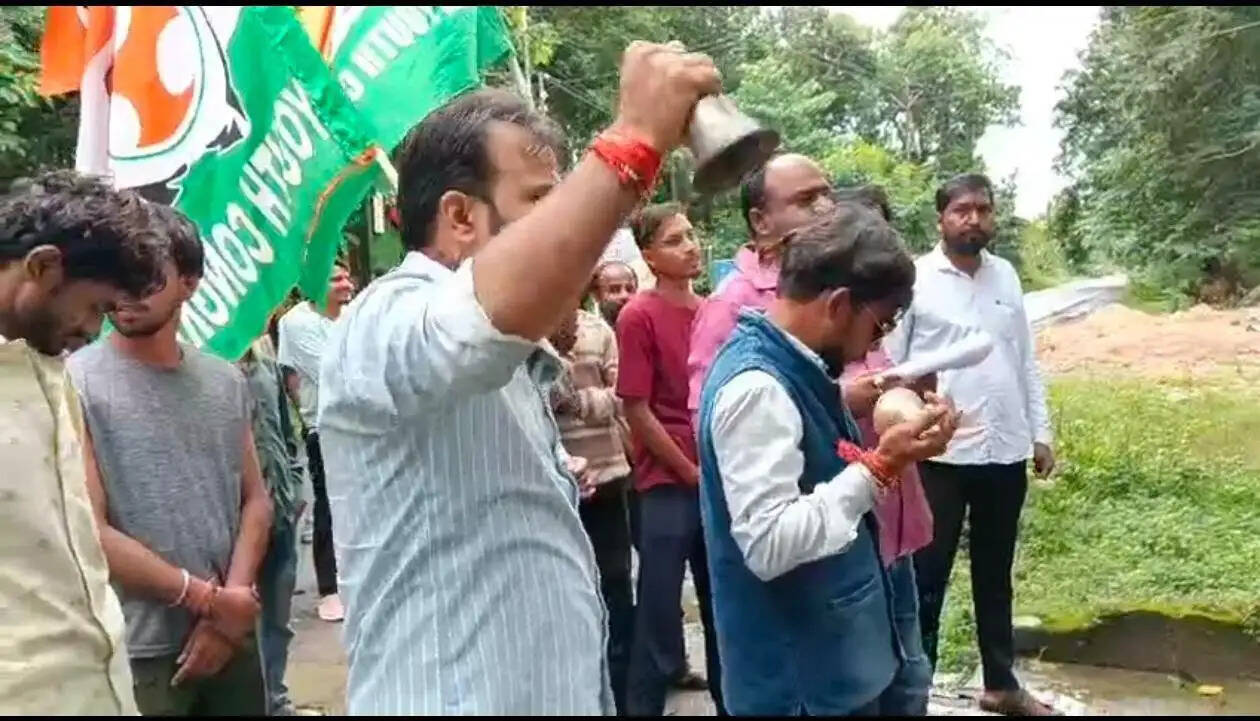 अनूपपुर: युवा कांग्रेस घंटा बजाकर थाना प्रभारी को जगाने पहुँचे, अवैध गतिविधियों के खिलाफ आवाज की बुलंद