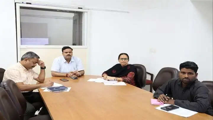 भोपालः संभागायुक्त ने की राजस्व विभाग के कार्यों की समीक्षा, कहा- प्रकरणों का तत्परता से करें निराकरण