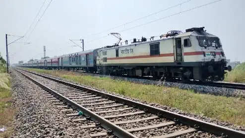 प्रयागराज मंडल में गाड़ियों का समयपालन 98.03 प्रतिशत, 17 जाेनाें में प्रथम स्थान