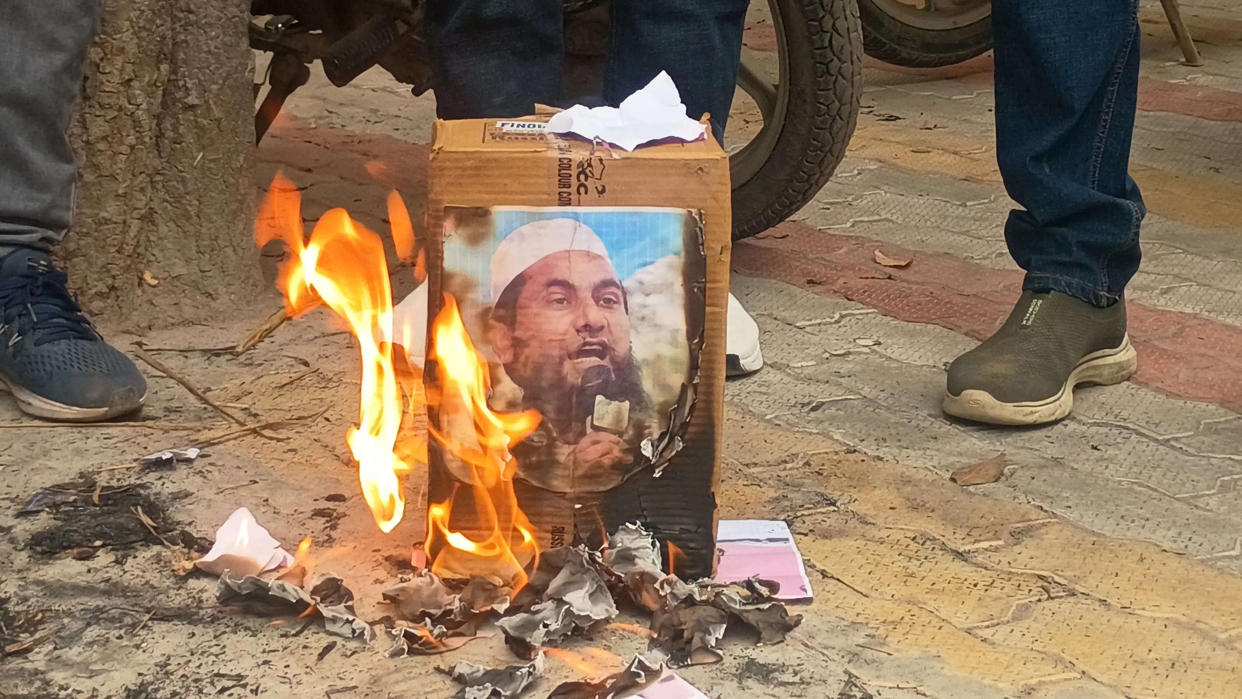 मौलाना सलीम के खिलाफ फूटा आक्रोश, हिंदू युवा वाहिनी ने प्रदर्शन कर फूंका पुतला