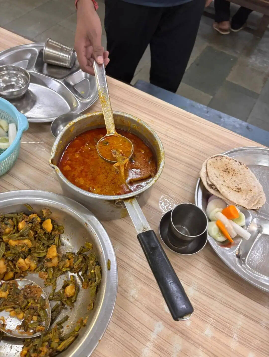 बीएचयू के डालमिया छात्रावास के खाने में मिली छिपकली, छात्रों ने किया विरोध प्रदर्शन