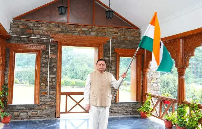 मुख्यमंत्री धामी ने आवास पर तिरंगा फहराकर दिया ‘हर घर तिरंगा’ का संदेश